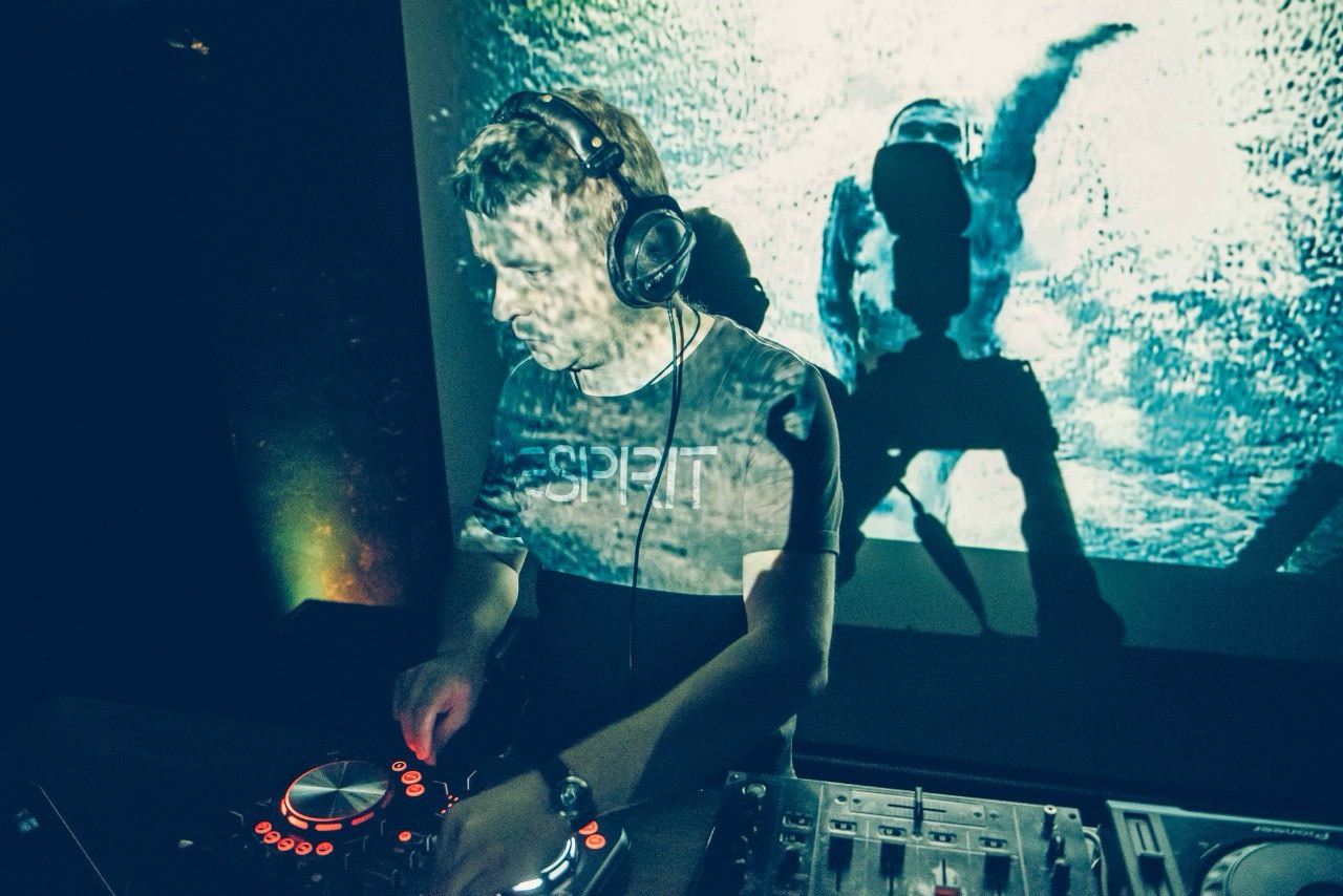 DJ за пультом